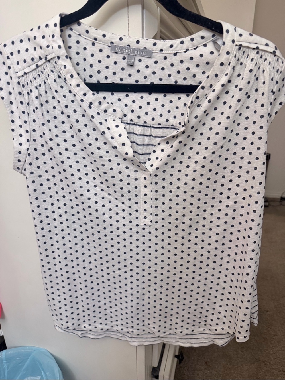 Daniel Rainn Women’s White Top with Navy Polka Dots(M) Great Condition